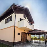 Serene Hollow With Mountain View - Two Bedroom With Mountain View