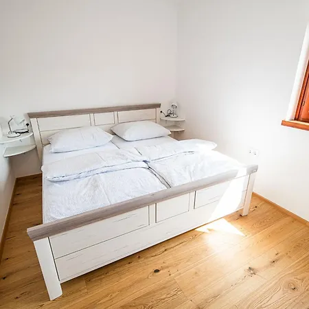 بيت للعطل Serene Hollow With Mountain View - Two Bedroom With Mountain View Cerklje ob Krki