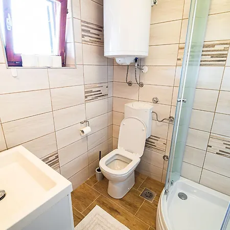 بيت للعطل Serene Hollow With Mountain View - Two Bedroom With Mountain View Cerklje ob Krki