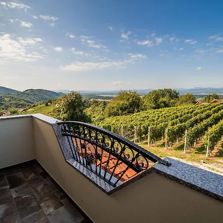 Feriehus Serene Hollow With Mountain View - Two Bedroom With Mountain View Cerklje ob Krki