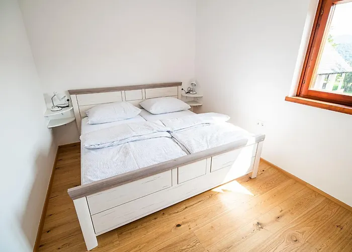 بيت للعطل Serene Hollow With Mountain View - Two Bedroom With Mountain View Cerklje ob Krki