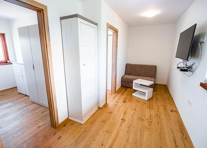 بيت للعطل Serene Hollow With Mountain View - Two Bedroom With Mountain View Cerklje ob Krki