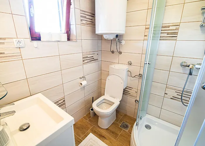 بيت للعطل Serene Hollow With Mountain View - Two Bedroom With Mountain View Cerklje ob Krki