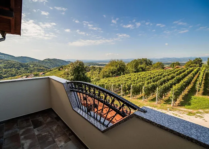 بيت للعطل Serene Hollow With Mountain View - Two Bedroom With Mountain View Cerklje ob Krki